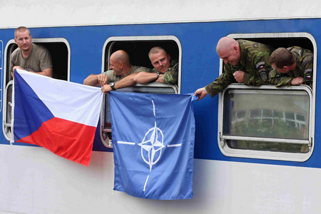 Čeští vojáci se loučí s Kosovem
