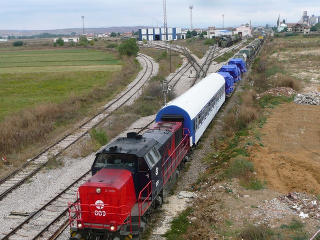 Vlakový transport českého kontingentu opouští stanici Kosovská Mitrovice