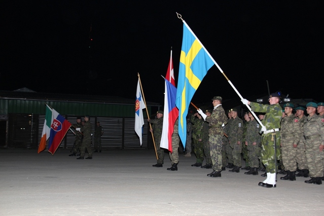 Nastoupení vlajkonoši MNBG-C, stranou stojí vlajky odcházejících kontingentů Irska a Slovenska 