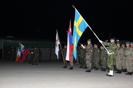 Nastoupení vlajkonoši MNBG-C, stranou stojí vlajky odcházejících kontingentů Irska a Slovenska 