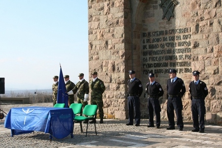 Český kontingent nejen střežil památník Gazimestan, ale také zabezpečil slavnostní předání jeho střežení Kosovské policii