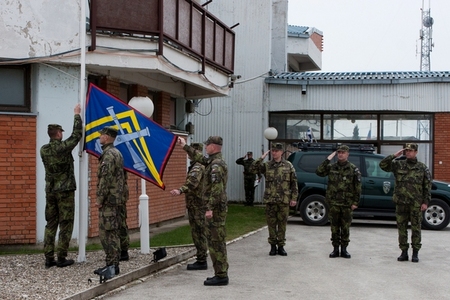 Slavnostní vyvěšení praporu 132. smíšeného dělostřeleckého oddílu Jince
