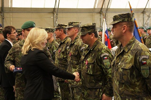 Předsedkyně vlády Slovenské republiky Iveta Radičová uděluje českým vojákům pamětní odznaky (1)