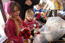 Vojáci pomohli s distribucí humanitární pomoci pro nejchudší rodiny v podujevské oblasti 