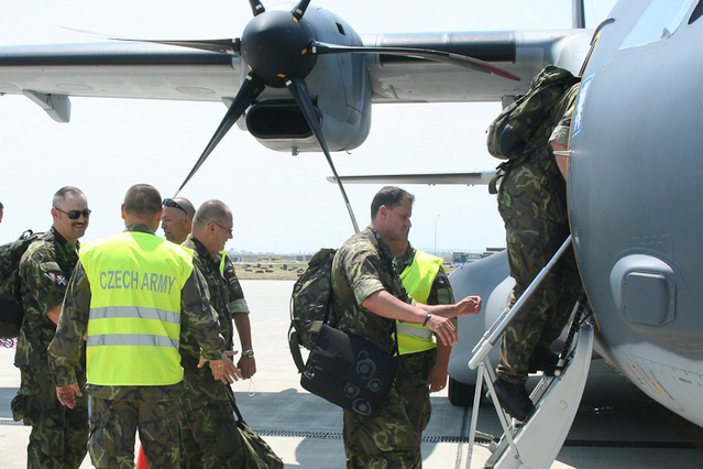 Vojáci organizačního jádra během nastupování do letadla CASA C-295M