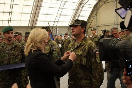 Předsedkyně vlády Slovenské republiky Iveta Radičová uděluje českým vojákům pamětní odznaky (2)