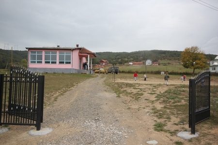 Vstup ke škole je nyní vymezen a chráněn novou bránou