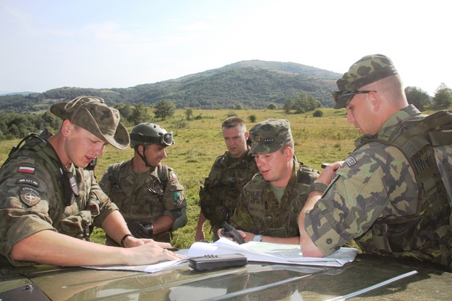 Během společných patrol čeští vojáci seznamovali příslušníky uskupení Východ s jejich prostorem odpovědnosti