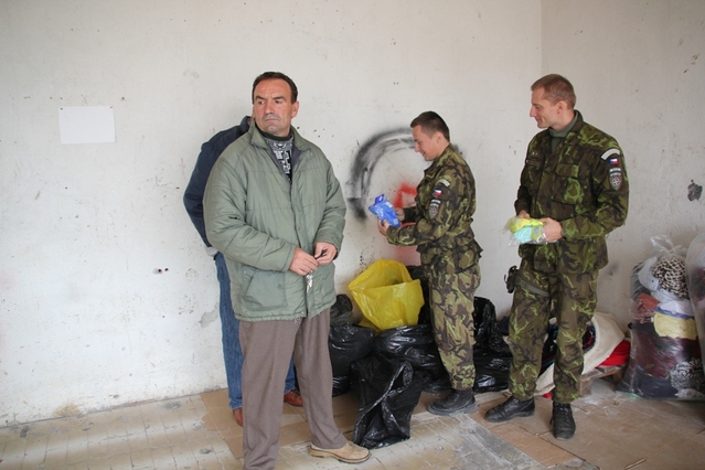 Humanitární dar obsahoval především dětské oblečení, čepice a rukavice pro kojence
