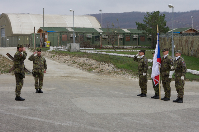 Velitel vzdává poctu státní vlajce