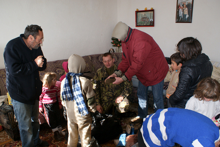 Rotmistr Julius Kunštár ze Styčného a monitorovacího týmu při předávání humanitární pomoci                     
