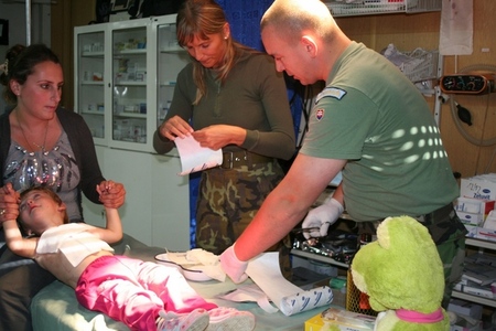 Převazování popálenin bylo bolestivé, ale Atina byla statečná