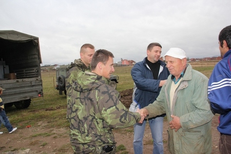  Příbuzný rodiny děkuje podpraporčíku Bohumíru Bednářovi z českého LMT