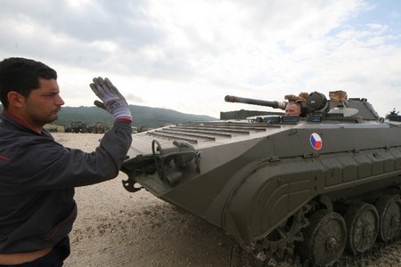 Naložení bojových vozidel pěchoty nebylo právě jednoduché