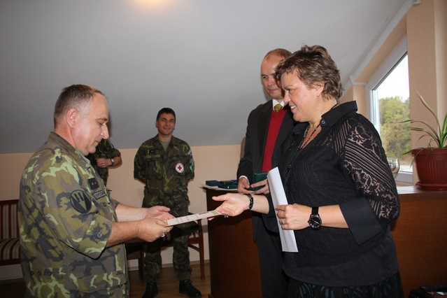 Medaile Ministerstva zahraničních věcí udělila příslušníkům 16. kontingentu česká velvyslankyně v Kosovu Janina Hřebíčková