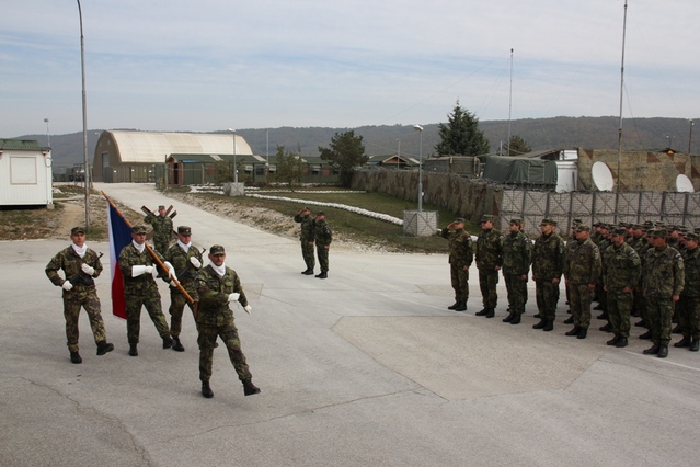 Přinesení státní vlajky praporečníky 16. kontingentu