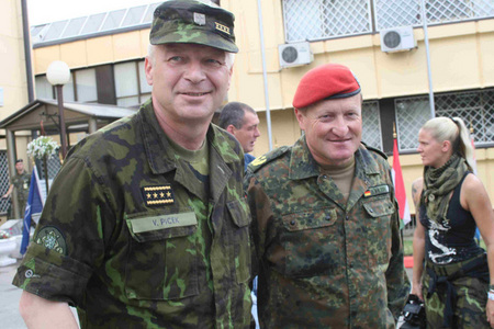 Generál Vlastimil Picek s velitelem sil KFOR