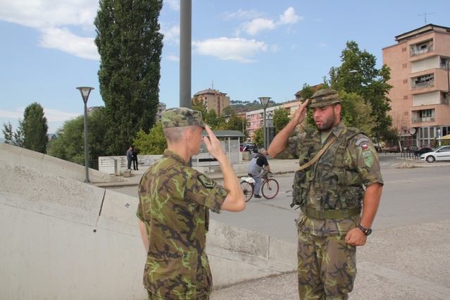 Hlášení o bezpečnostní situaci v centru města si vyslechl velitel kontingentu osobně 