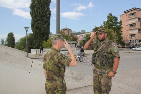 Hlášení o bezpečnostní situaci v centru města si vyslechl velitel kontingentu osobně 
