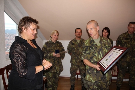 Velitel kontingentu předal paní velvyslankyni pamětní odznak 16. kontingentu jako výraz díku za více jak půlroční spolupráci