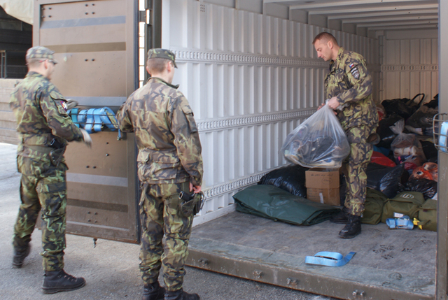 Na přípravě humanitární pomoci se nemalou měrou podíleli i příslušníci roty zabezpečení