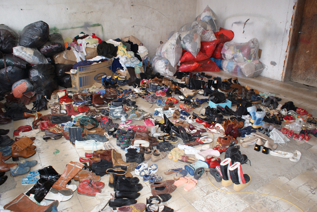 Třídění obuvi v prostorách místní nevládní charitativní organizace Caritas NGO