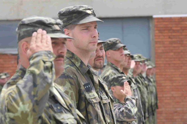 Slavnostní nástup vojáků na základně Šajkovac