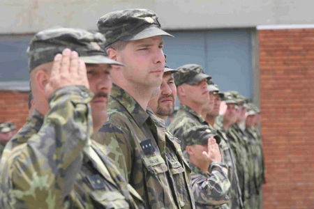 Slavnostní nástup vojáků na základně Šajkovac