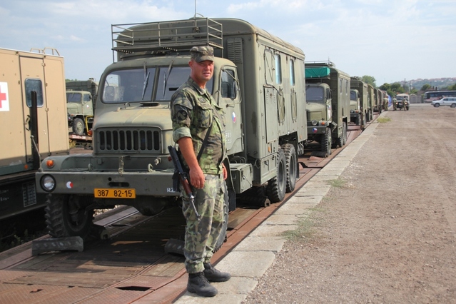 Vlakový transport v železničních stanicích střežila nepřetržitá hlídka 