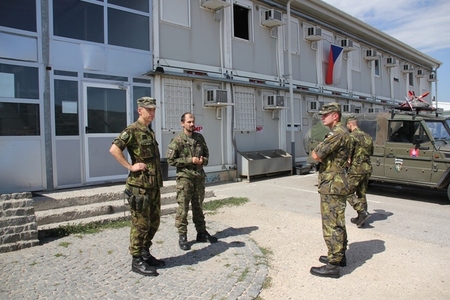 Podplukovník Kavalír v rozhovoru s veliteli české a slovenské jednotky v Mitrovici