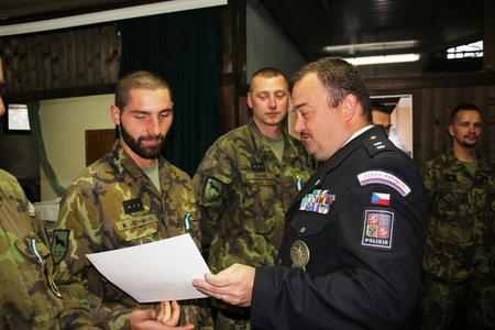 Ocenil také spolupráci s příslušníky družstva psovodů a jejich speciálně vycvičených psů