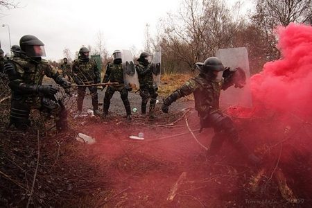 Taktické cvičení zvládání davu – Češi často cvičili na obou stranách „barikád“