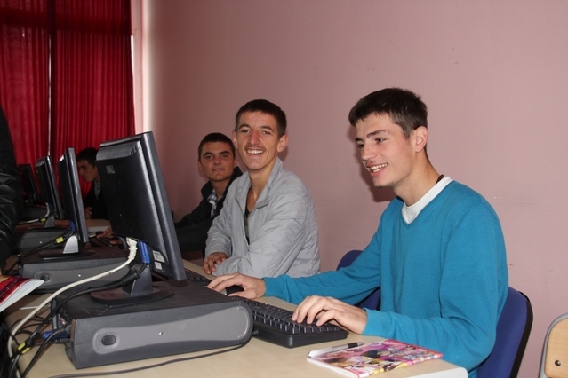 Nová třída informatiky v gymnáziu byla otevřena díky českým počítačům