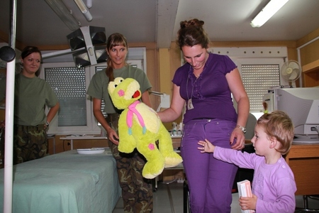 Žabák se také uzdravil, a tak mohl jít konečně s Atinou domů
