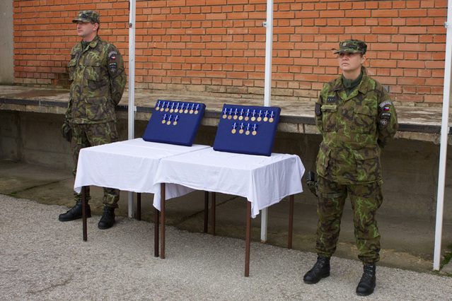 Štábní rotmistryně Lenka Kochanová a rotmistr Jaromír Kliment u připravených medailí