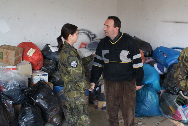 Zástupce Caritas NGO děkuje náčelnici týmu LMT