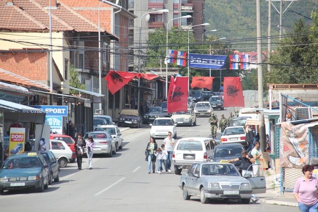 Vlajky striktně dělí ulice Mitrovice na albánskou a srbskou část