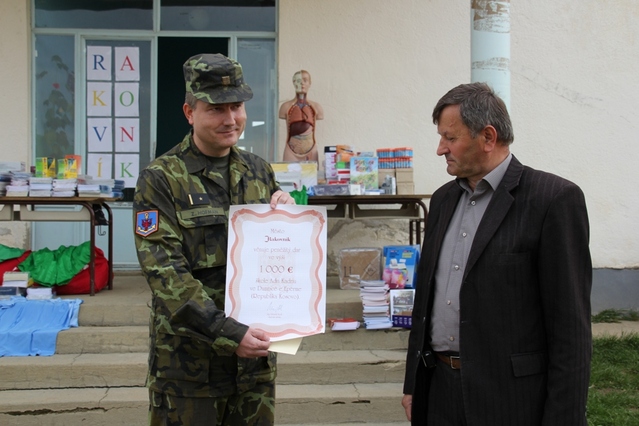 Major Hofman z 152. žp předává poukaz na 1000 Euro řediteli školy panu Zymerimu