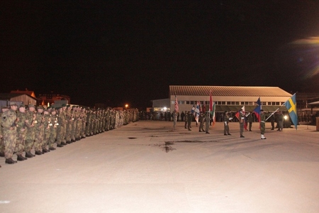 Po ceremoniálu předání zazněla hymna NATO
