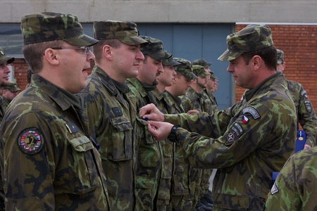 Udílení medaile NATO „Non-Article 5“