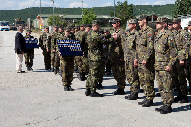 Udílení medaile NATO „Non-Article 5 - Balkans“