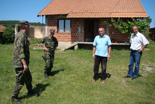 Adem Plakolli před svým domkem, vpravo starosta obce Čertice Florim Mučolli