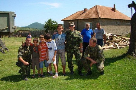 společné foto s rodinou Adema Plakolliho