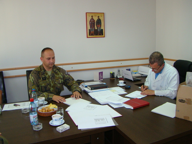 Major Josef Nejedlý a ředitel nemocnice Dr. Radojko Savič při podpisu dokumentu 
o předání humanitární pomoci
