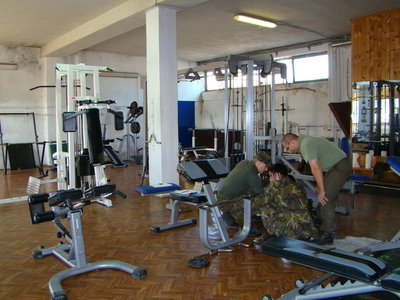Předávání sportovního vybavení posilovny