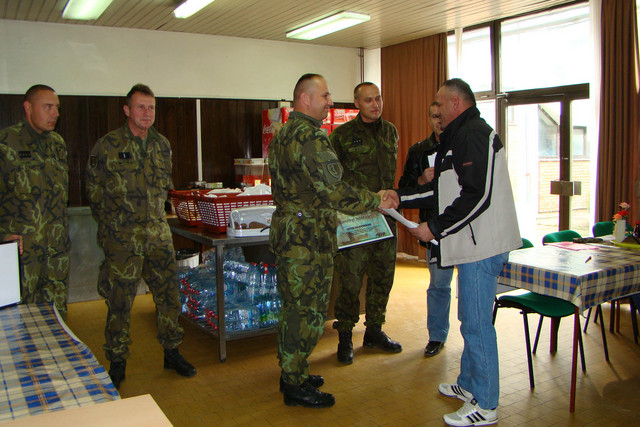 Velitel ÚU AČR KFOR major Josef Nejedlý při předávání certifikátů místním zaměstnancům