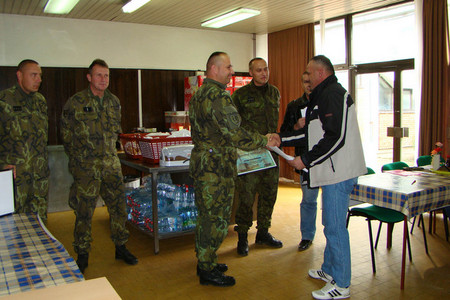 Velitel ÚU AČR KFOR major Josef Nejedlý při předávání certifikátů místním zaměstnancům