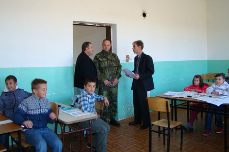 Velitel ÚU AČR KFOR major Josef Nejedlý ve třídě základní školy v Batlavě