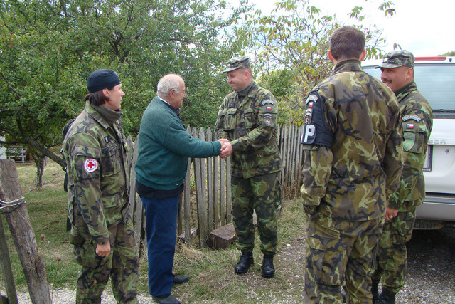 Loučení velitele posledního kontingentu majora Josefa Nejedlého se starostou