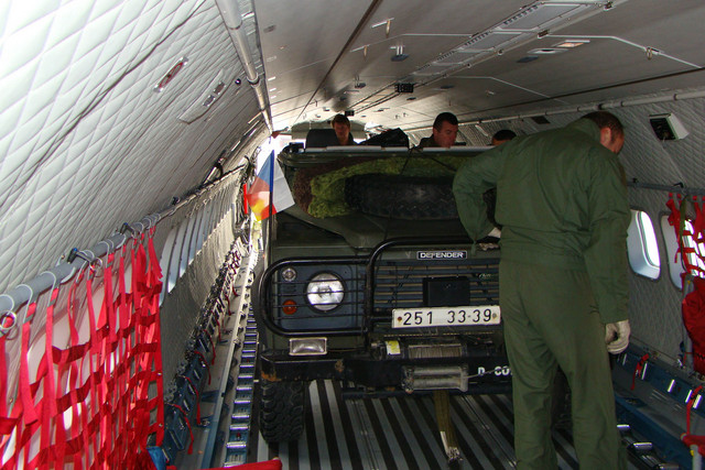 Land Rover v trupu letadla